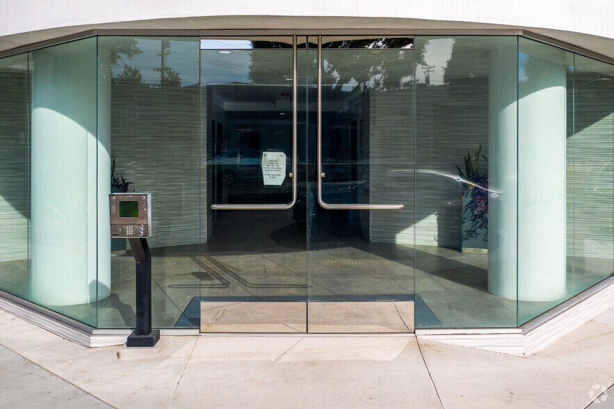 More Photos Of 864 S Robertson Blvd, Los Angeles Medical For Lease