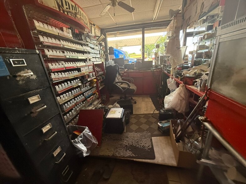 More Photos Of 319 Choctaw Ave, Savanna Convenience Store For Sale