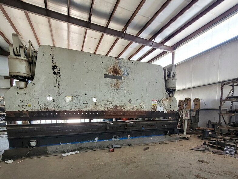 More Photos Of 1503 W Orrland Ave, Pixley Manufacturing For Sale