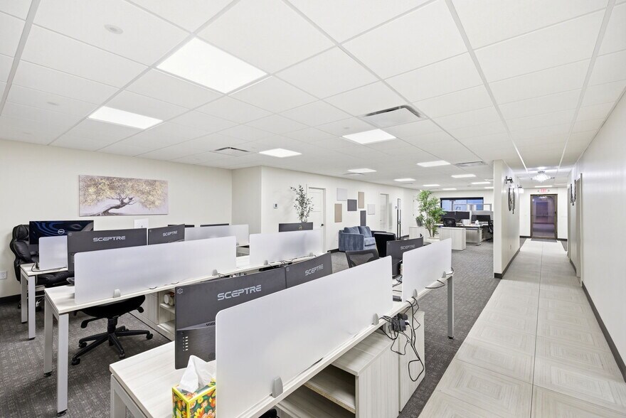 More Photos Of 326 SE Douglas St, Lees Summit Office For Sale