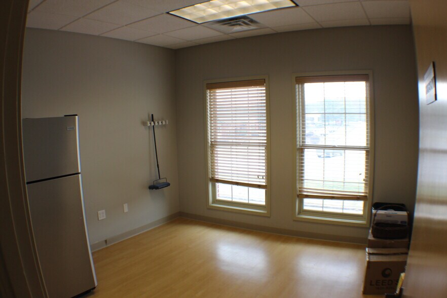 More Photos Of 3432 W Truman Blvd, Jefferson City Office For Sale