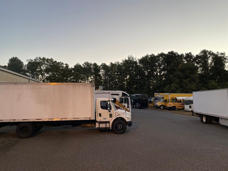 More Photos Of 700 Griffith Rd, Charlotte Service For Lease