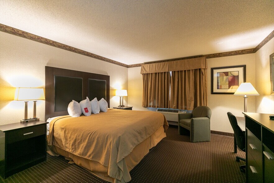 More Photos Of 16 Cheshire Rd, Pittsfield Hotel For Sale