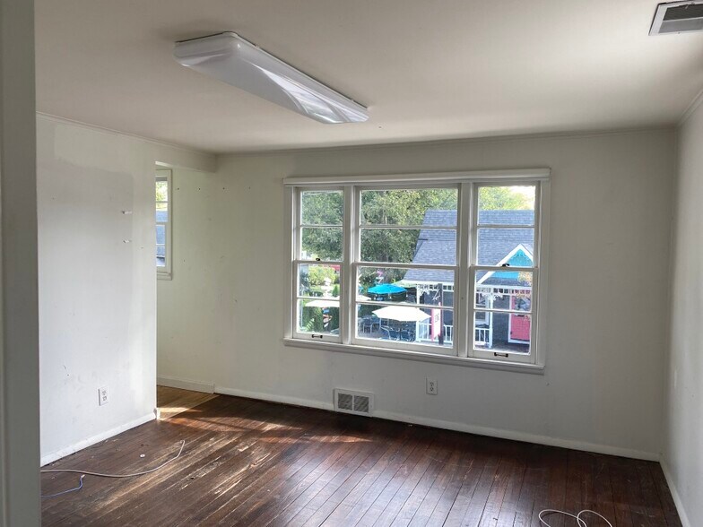More Photos Of 60-70 E Oak St, Zionsville Loft Creative Space For Lease