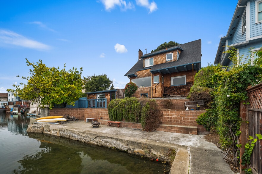 More Photos Of 2000 Clinton Ave, Alameda Apartments For Sale