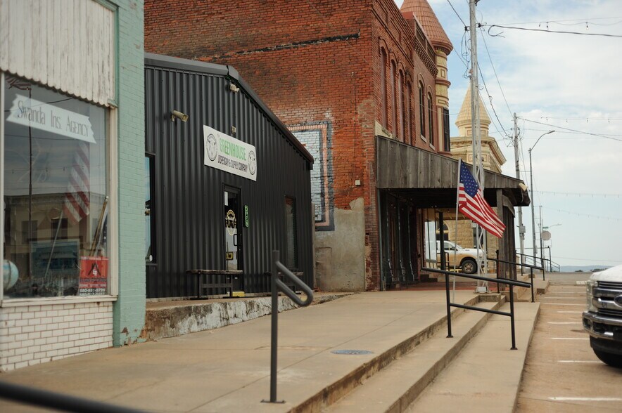 More Photos Of 108 Evans Ave, Apache General Retail For Sale