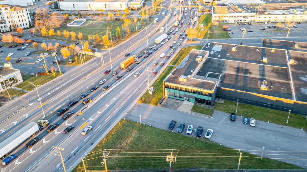 More Photos Of 5950 Ch De La Côte-De-Liesse, Mont-Royal Distribution For Lease