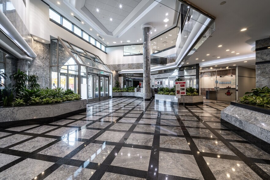 More Photos Of 2540 Boul Daniel-Johnson, Laval Office For Lease