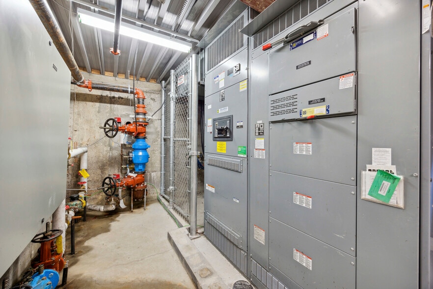 More Photos Of 335 College St, Toronto Apartments For Sale