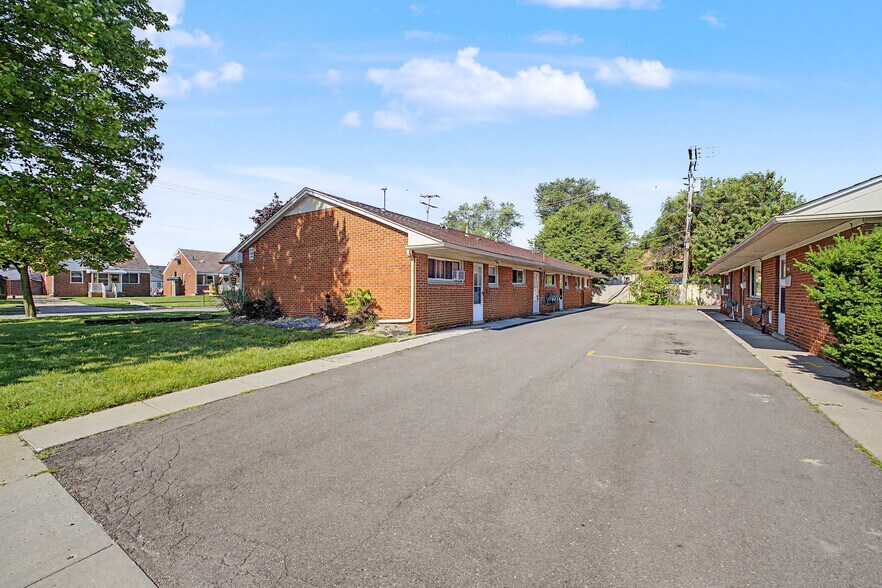 Primary Photo Of 4222 Drouillard St, Lincoln Park Apartments For Sale