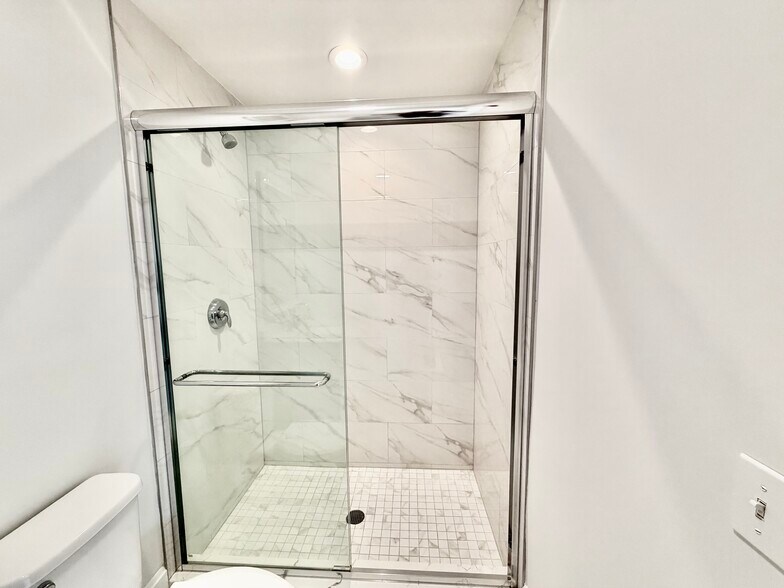 More Photos Of 522 E putnam Ave, Greenwich Freestanding For Lease