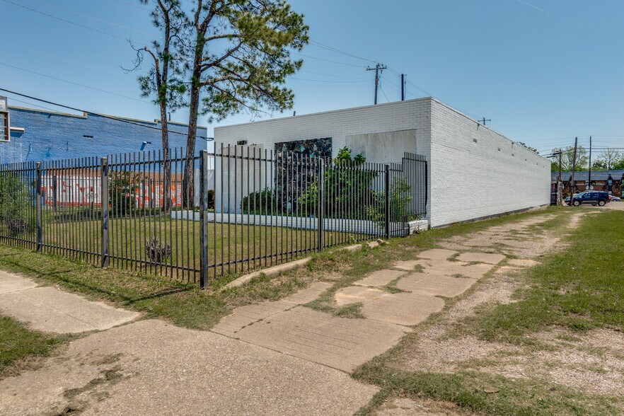 Primary Photo Of 1420 Martin Luther King Jr Blvd, Dallas Medical For Sale