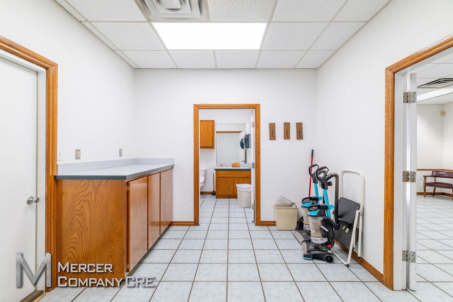 More Photos Of 10108 NW 10th St, Yukon Warehouse For Sale