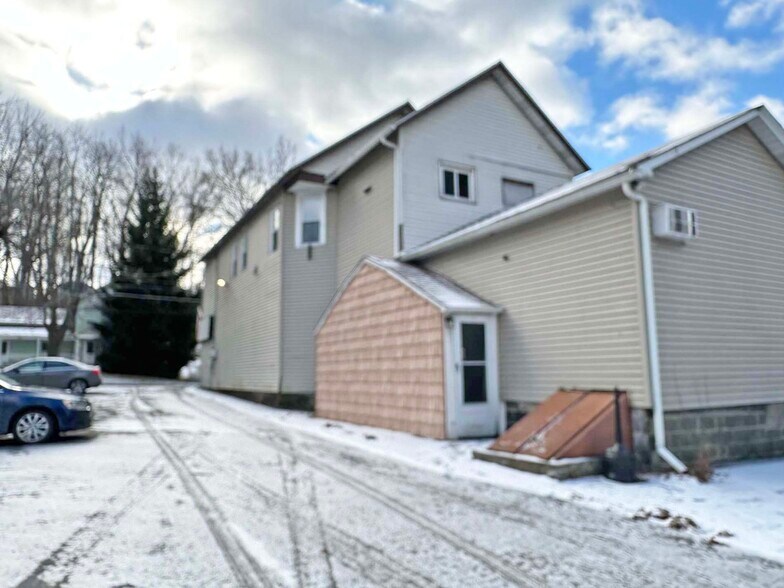 More Photos Of 129 Pike St, Carbondale Bar For Sale