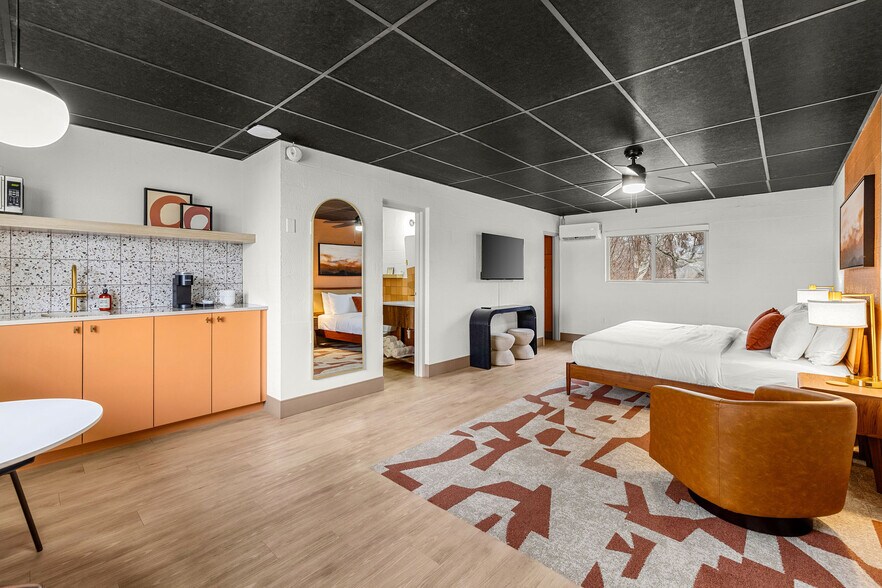 More Photos Of 14733 Dutchmans Dr, Rogers Hotel For Sale