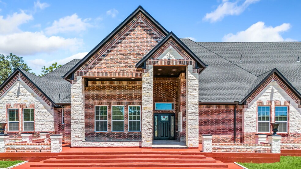 More Photos Of 703 E Oates Rd, Garland Unknown For Lease