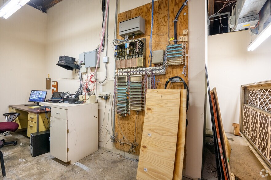 More Photos Of 397 N Sam Houston Pky E, Houston Office For Sale