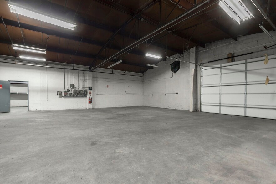 More Photos Of 1311 Bernheim Ln, Louisville Industrial For Sale