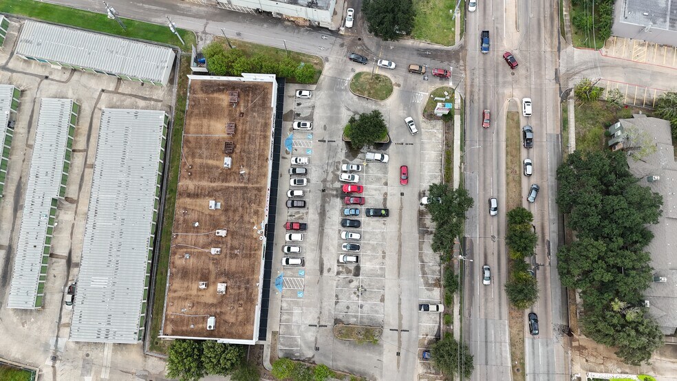 More Photos Of 10208 Beechnut St, Houston Unknown For Lease