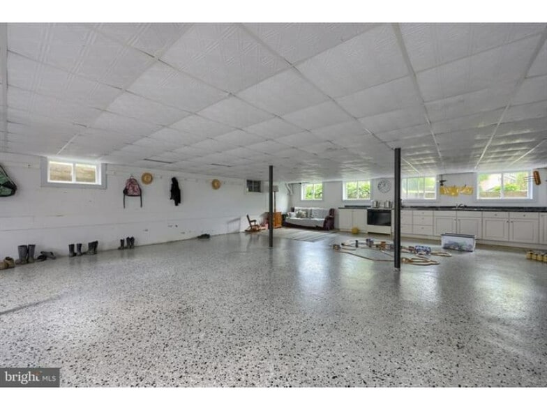 More Photos Of 240 Railroad Ave, Bird In Hand Flex For Sale