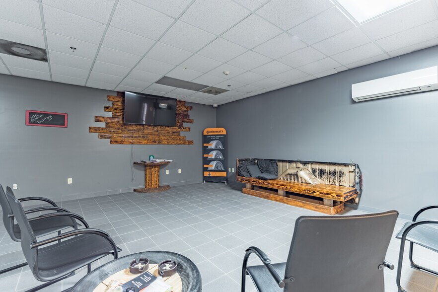 More Photos Of 111 N 12th St, West Columbia General Retail For Sale