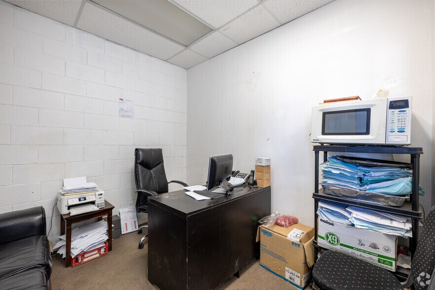 More Photos Of 1247 36th Ave NE, Calgary Warehouse For Lease