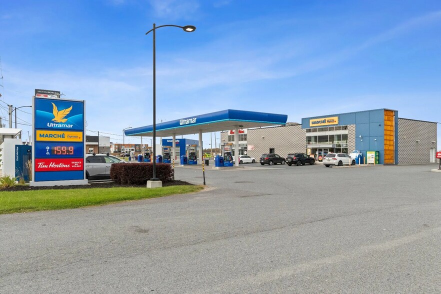 Primary Photo Of 265 Rue De L'industrie, Beloeil General Retail For Sale