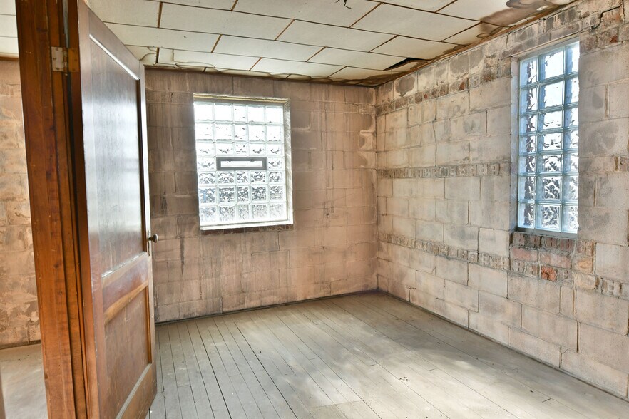 More Photos Of 944 W Rayen Ave, Youngstown Industrial For Sale