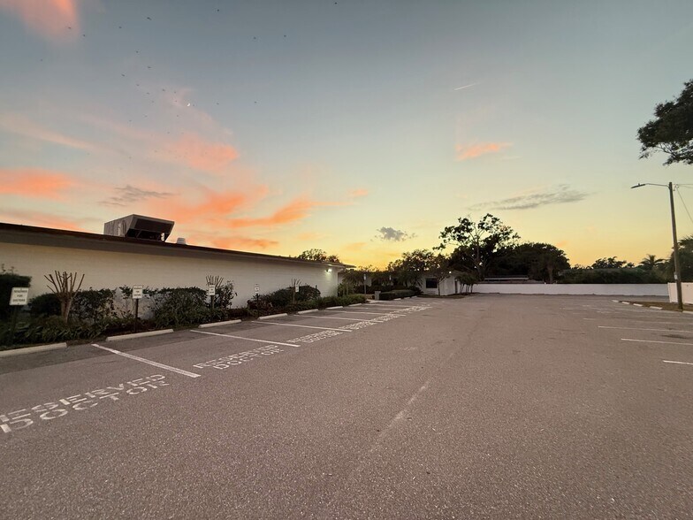 More Photos Of 4555 S Manhattan Ave, Tampa Hospital For Lease