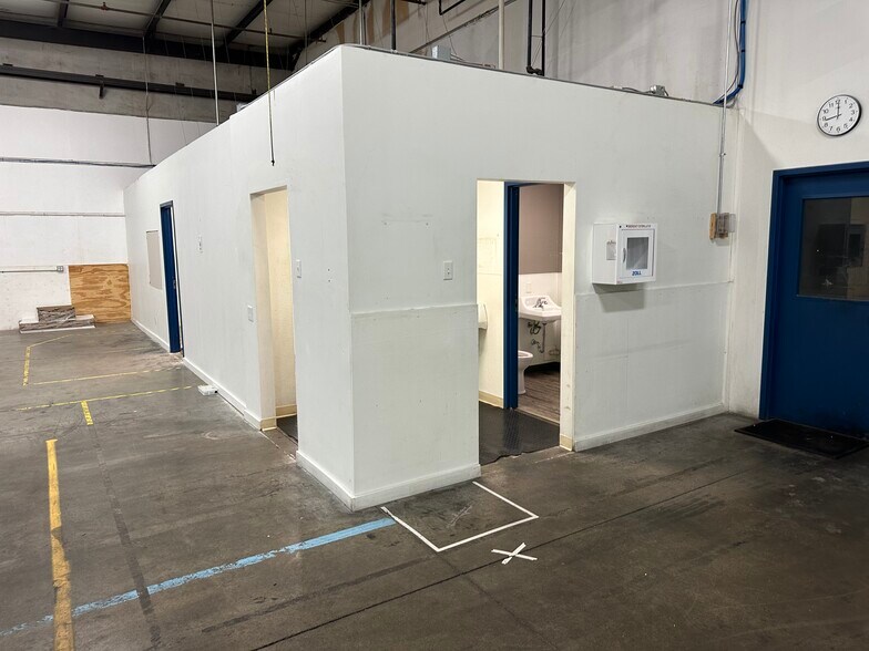 More Photos Of 2111 E 17th St, Des Moines Warehouse For Sale