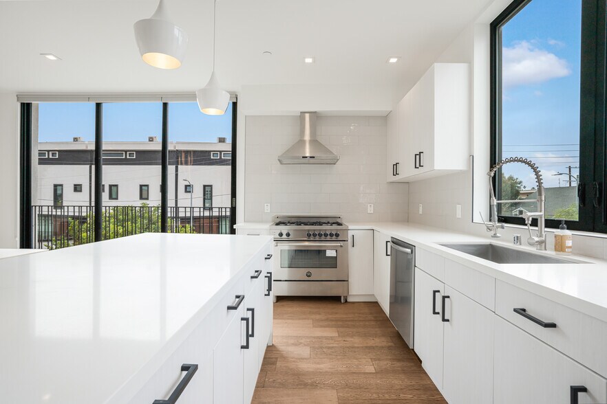 More Photos Of 2432 Penmar Ave, Venice Apartments For Sale