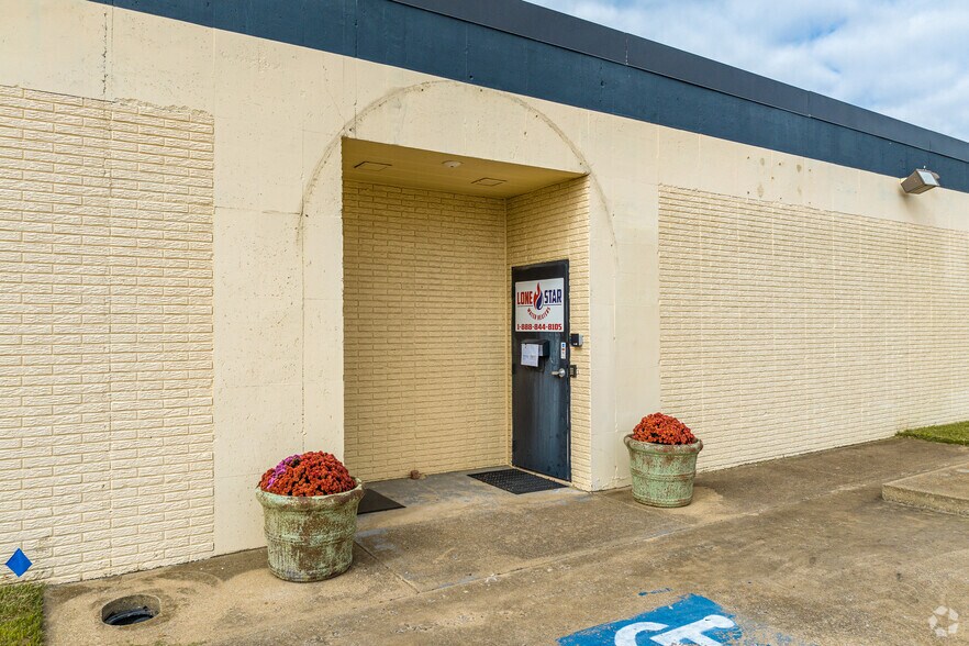 More Photos Of 11421 Chairman Dr, Dallas Light Distribution For Lease