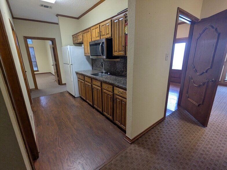 More Photos Of 304 Harwood Rd, Bedford Medical For Lease