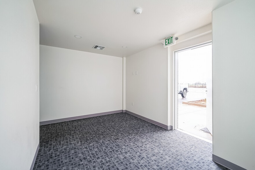 More Photos Of 2330 E Kaviland Ave, Fresno Light Manufacturing For Sale