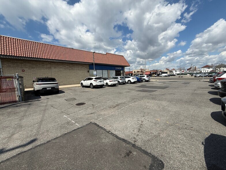 More Photos Of 220 E Park Ave, Long Beach General Retail For Lease