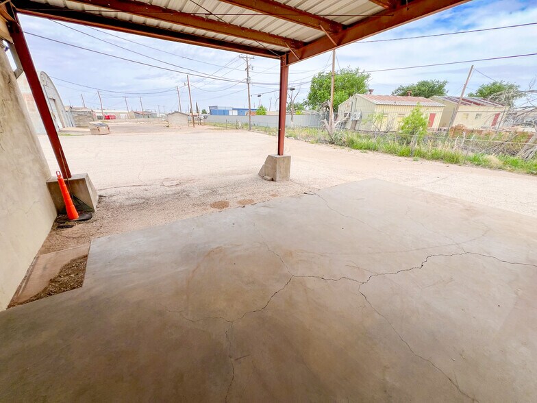 More Photos Of 1001-1009 W Industrial Ave, Midland Warehouse For Sale