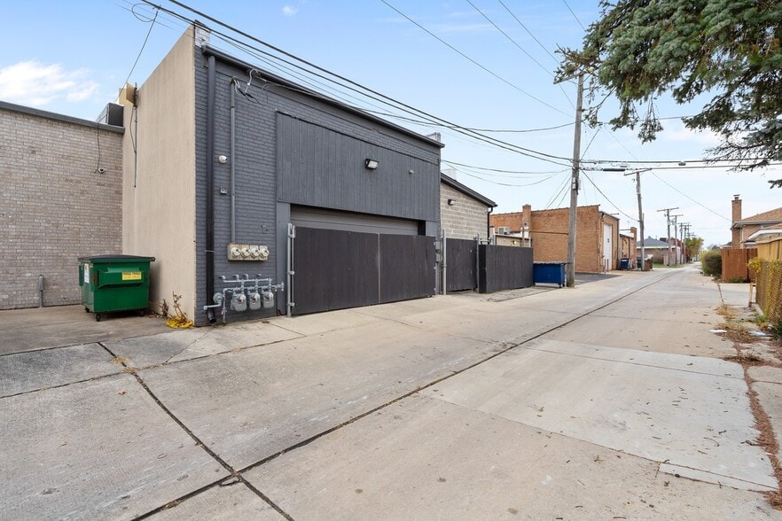 More Photos Of 5512 W 79th St, Burbank Storefront Retail Residential For Sale