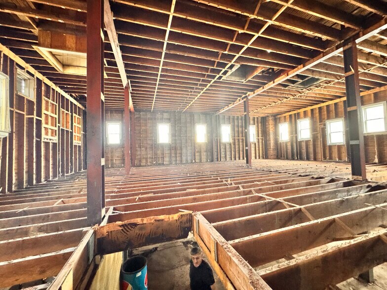 More Photos Of 423 E Magnolia Ave, Wildwood Restaurant For Sale