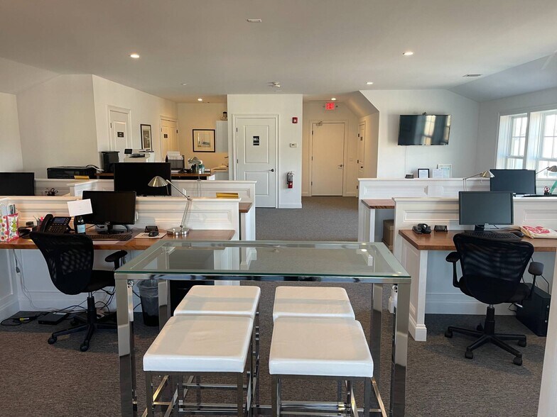 More Photos Of 16 Hampton Rd, Southampton Storefront Retail Office For Sale