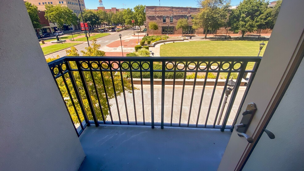 More Photos Of 823 Broad St, Augusta Office For Lease