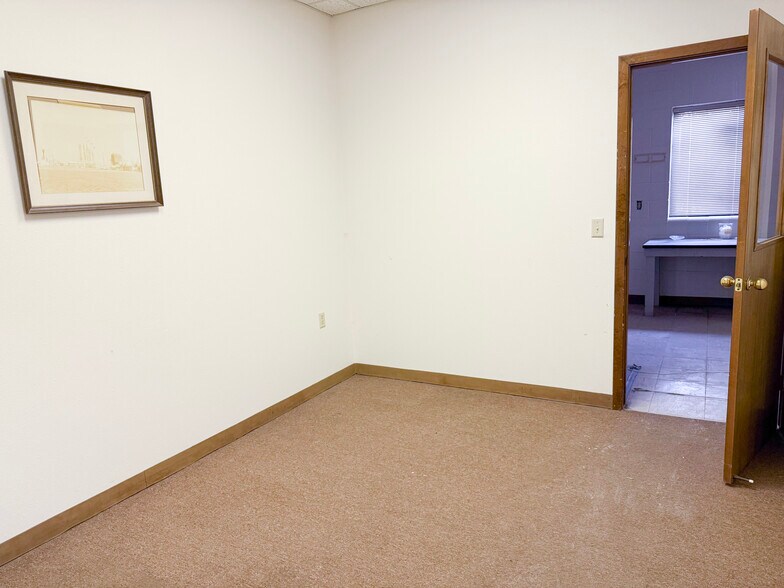 More Photos Of 1901 Carter St, Pampa Office For Sale