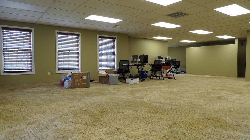 More Photos Of 360 State Route 101, Bedford Medical For Lease