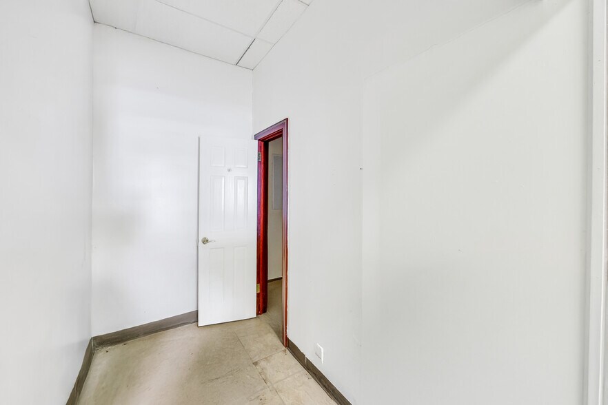 More Photos Of 28 Main St, Hempstead Storefront Retail Residential For Lease