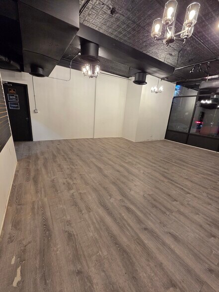 More Photos Of 838-840 W Grand Ave, Chicago Storefront Retail Residential For Lease