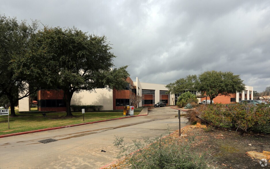 More Photos Of 15201 East Fwy, Channelview Office For Lease
