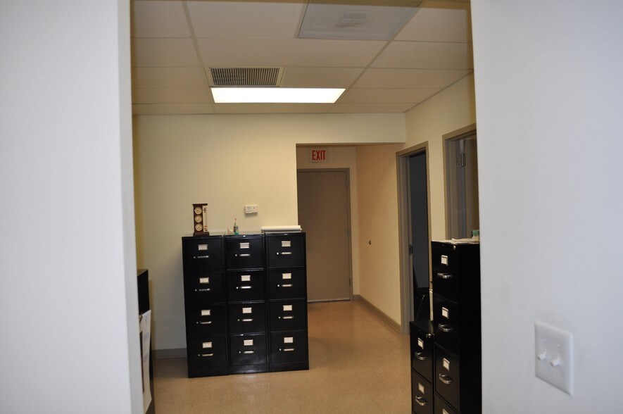 More Photos Of 612 Johnnie Dodds Blvd, Mount Pleasant Showroom For Lease