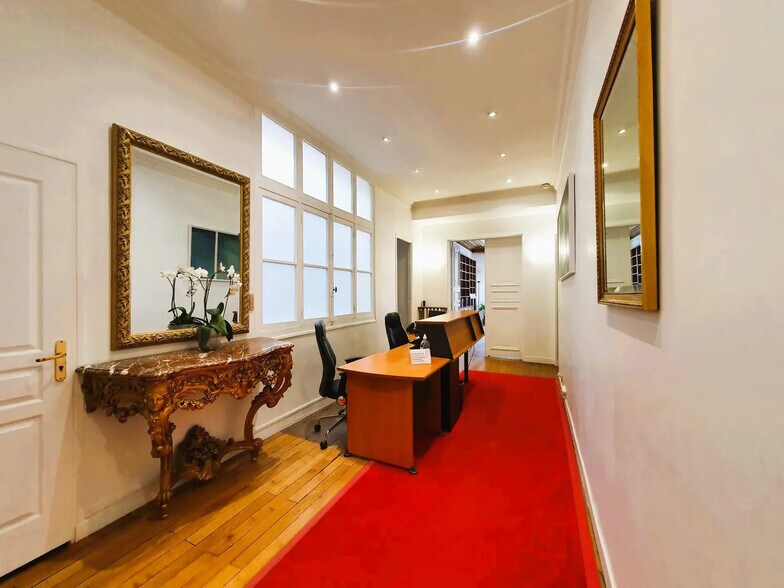More Photos Of 90 Rue D'Amsterdam, Paris Office For Sale