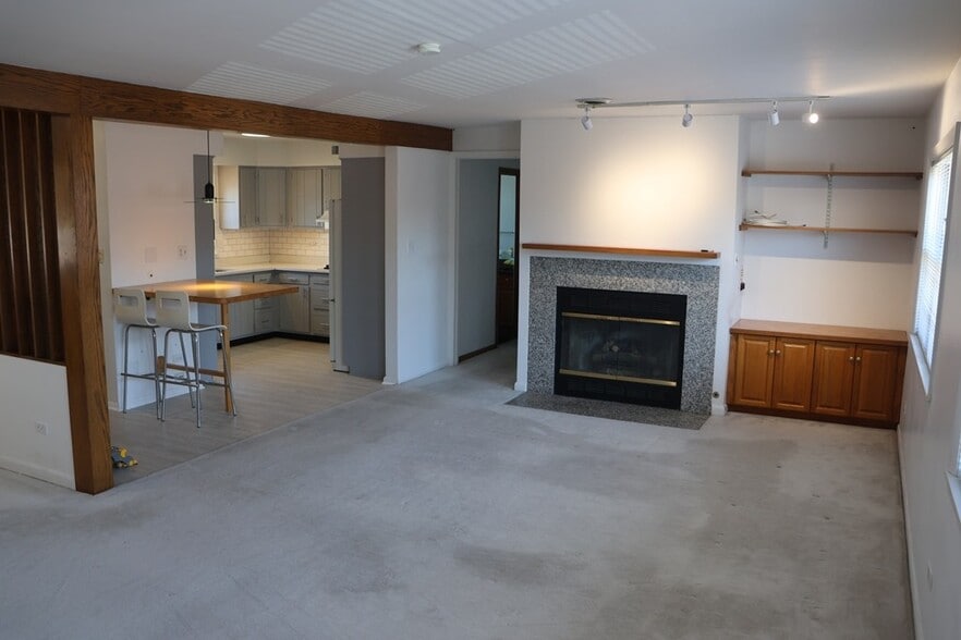 More Photos Of 1727 Howard St, Evanston Freestanding For Sale