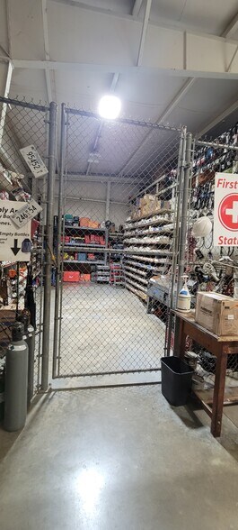 More Photos Of 4882 English Towne Dr, Memphis Warehouse For Lease