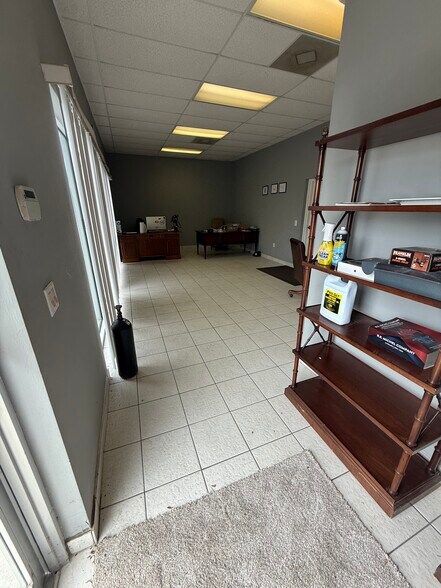 More Photos Of 4516 SE 16th Pl, Cape Coral Showroom For Lease